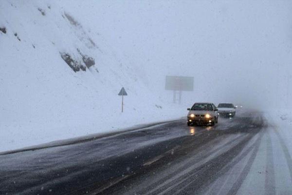 بارش برف و باران در جاده های 5 استان، انسداد 17 جاده به علت نبود ایمنی و عوارض سیلاب